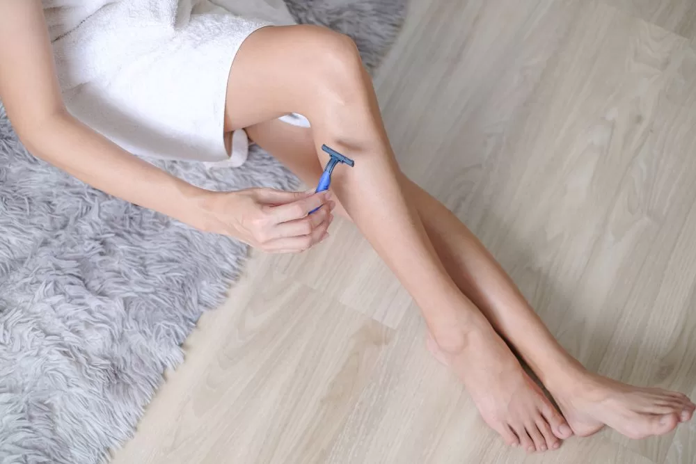 A begyulladt szőrtüsző csomó oka sok esetben a borotválást követően kialakuló szőrtüszőgyulladás.
